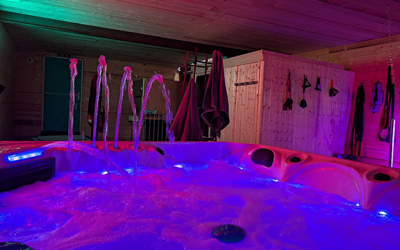 Jacuzzi privatif dans love room en Vendée