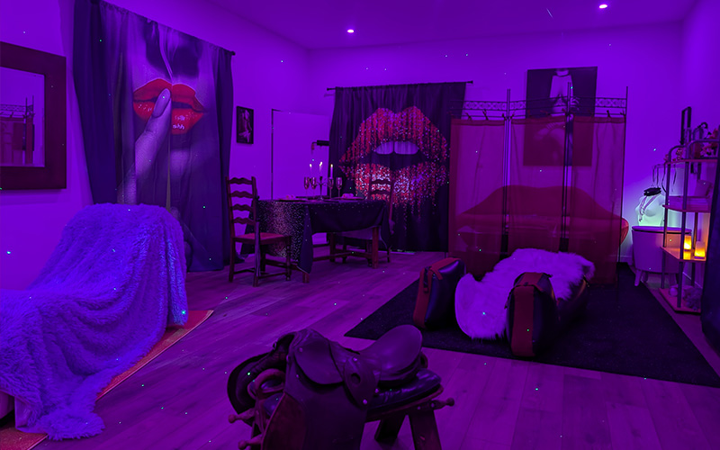 Love room sensuelle avec accessoires coquins en Vendée